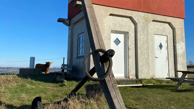 Fyr med Anker i forgrunden ved Bogø