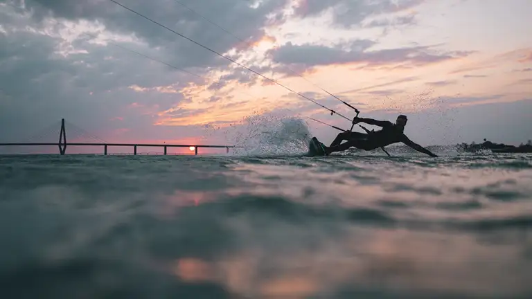 Kitesurfing ved Farø i solnedgang