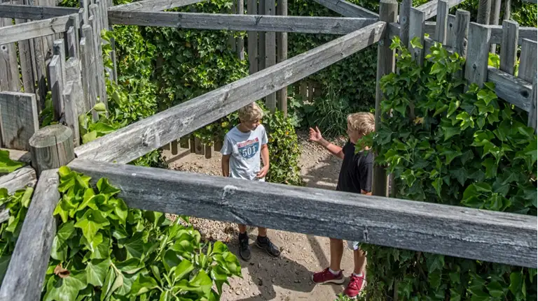 To børn der går rundt i Labyrint Parken