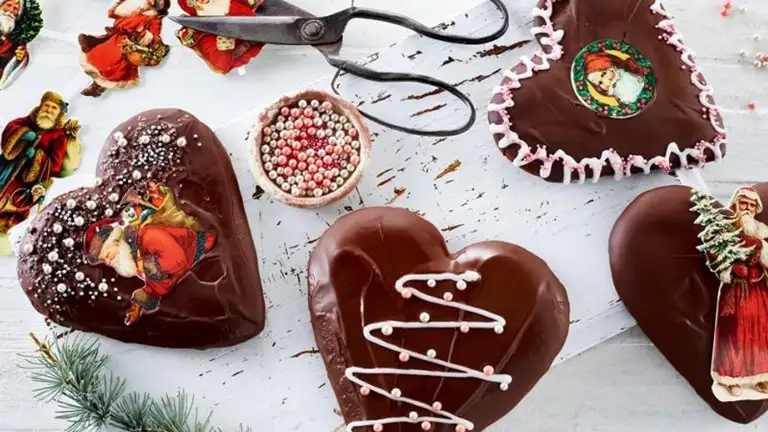 Honningkager pyntet med glasur og krymmel